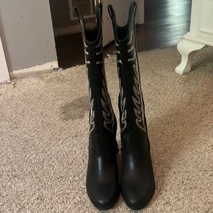 Size 6 brand new cowboy boots.